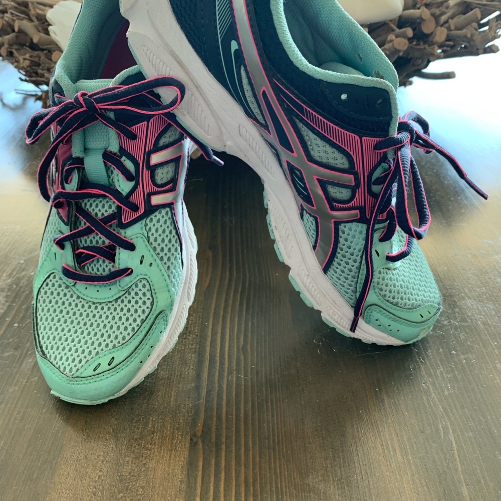 🎆🎆SALE!!!!!!! SIZE 7 ASICS Running shoes!! - Picture 2 of 3